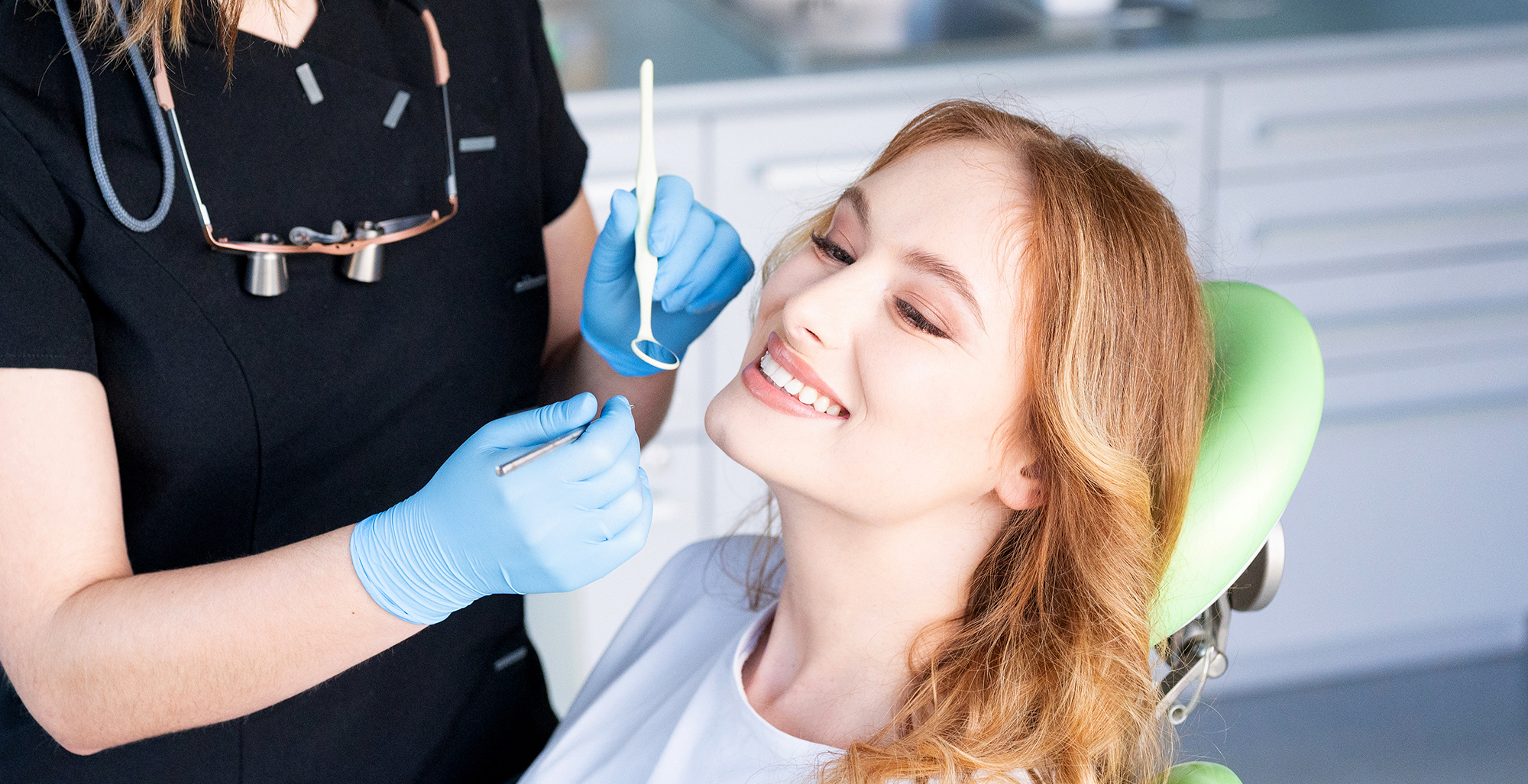 Zabieg stomatologiczny – kontrola zębów u pacjentki